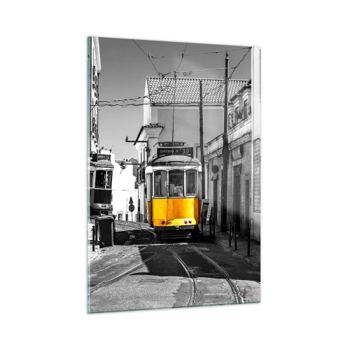 Cuadro sobre vidrio - Impresiones sobre Vidrio - Un tranvía amarillo en una calle blanca y negra de una ciudad europea. - 50x70cm - Espíritu de Lisboa - Decoración de pared moderna para salón y dormitorio ARTTOR