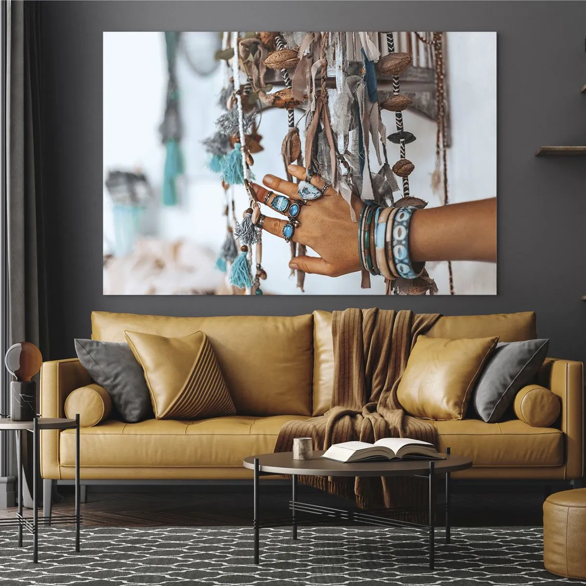 Cuadro sobre vidrio - Impresiones sobre Vidrio - Mano con joyería boho tocando decoración étnica. - 70x50cm - Tesoros locales - Decoración de pared moderna para salón y dormitorio ARTTOR