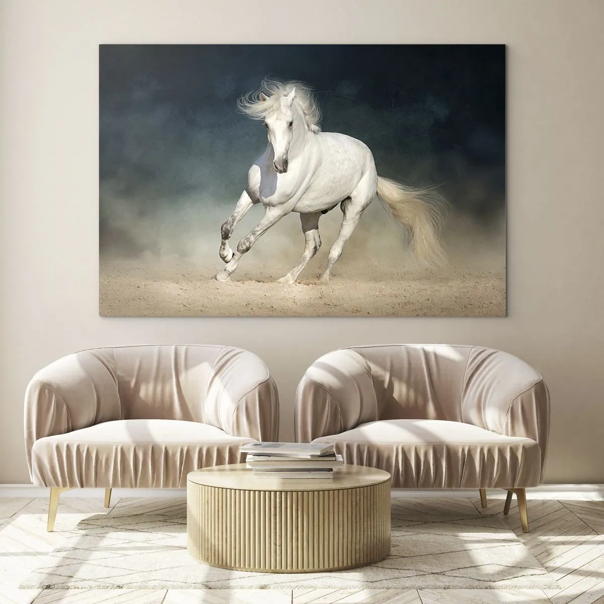 Cuadro sobre vidrio - Impresiones sobre Vidrio - Un caballo blanco galopando por la arena contra un cielo oscuro. - 120x80cm - Libertad en estado puro - Decoración de pared moderna para salón y dormitorio ARTTOR