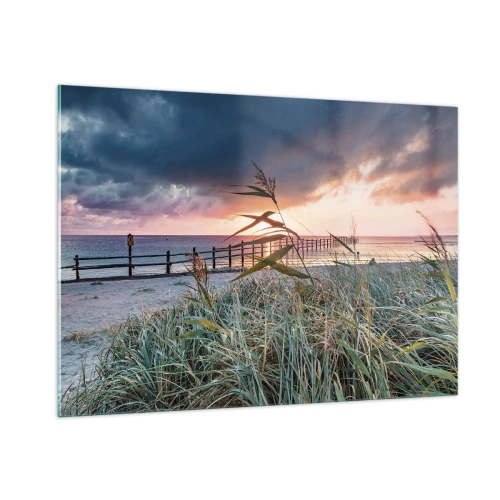 Cuadro sobre vidrio - Impresiones sobre Vidrio - La playa al atardecer con vistas al muelle, rodeada de césped. - 100x70cm - Bailando con el viento - Decoración de pared moderna para salón y dormitorio ARTTOR