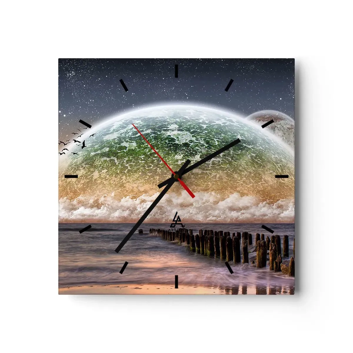 Reloj de pared - Reloj de vidrio - Un paisaje fantástico con un gran planeta sobre el mar y un muelle de madera. - 30x30cm - Y el mundo emergió del agua - Decoración de pared moderna para salón y dormitorio ARTTOR