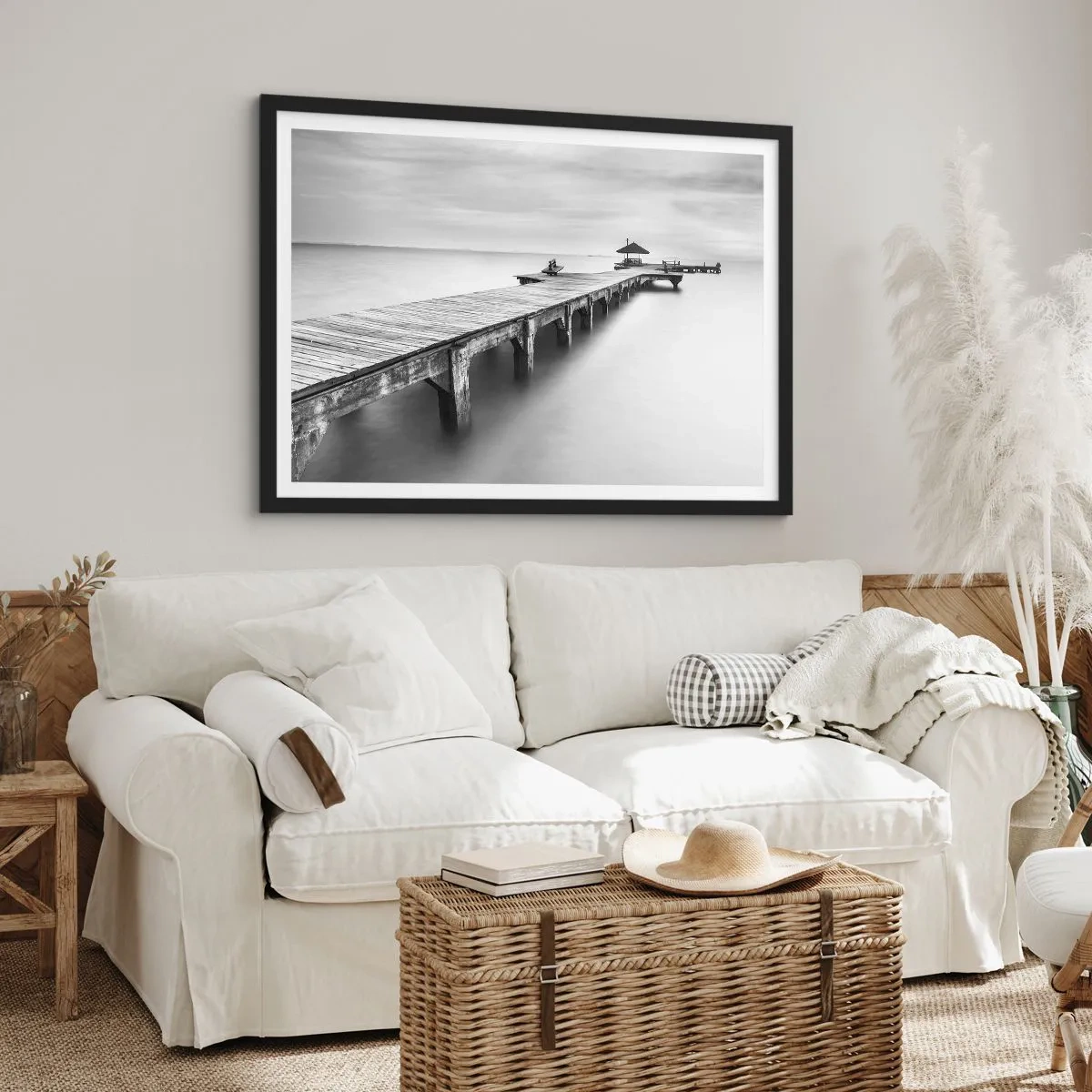 Póster en marco negro - Una vista en blanco y negro de un muelle de madera sobre aguas tranquilas. - 100x70cm - Lejos - Decoración de pared moderna para salón y dormitorio ARTTOR