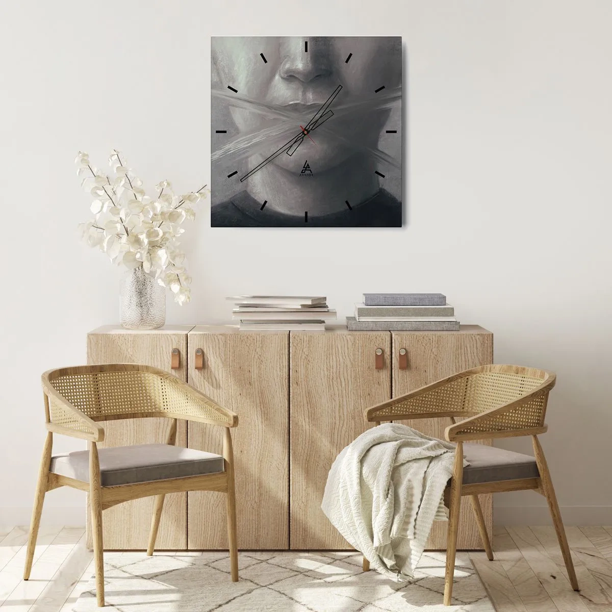 Reloj de pared - Reloj de vidrio - Un retrato simbólico con labios difuminados en tonos grises. - 30x30cm - Ni una palabra - Decoración de pared moderna para salón y dormitorio ARTTOR