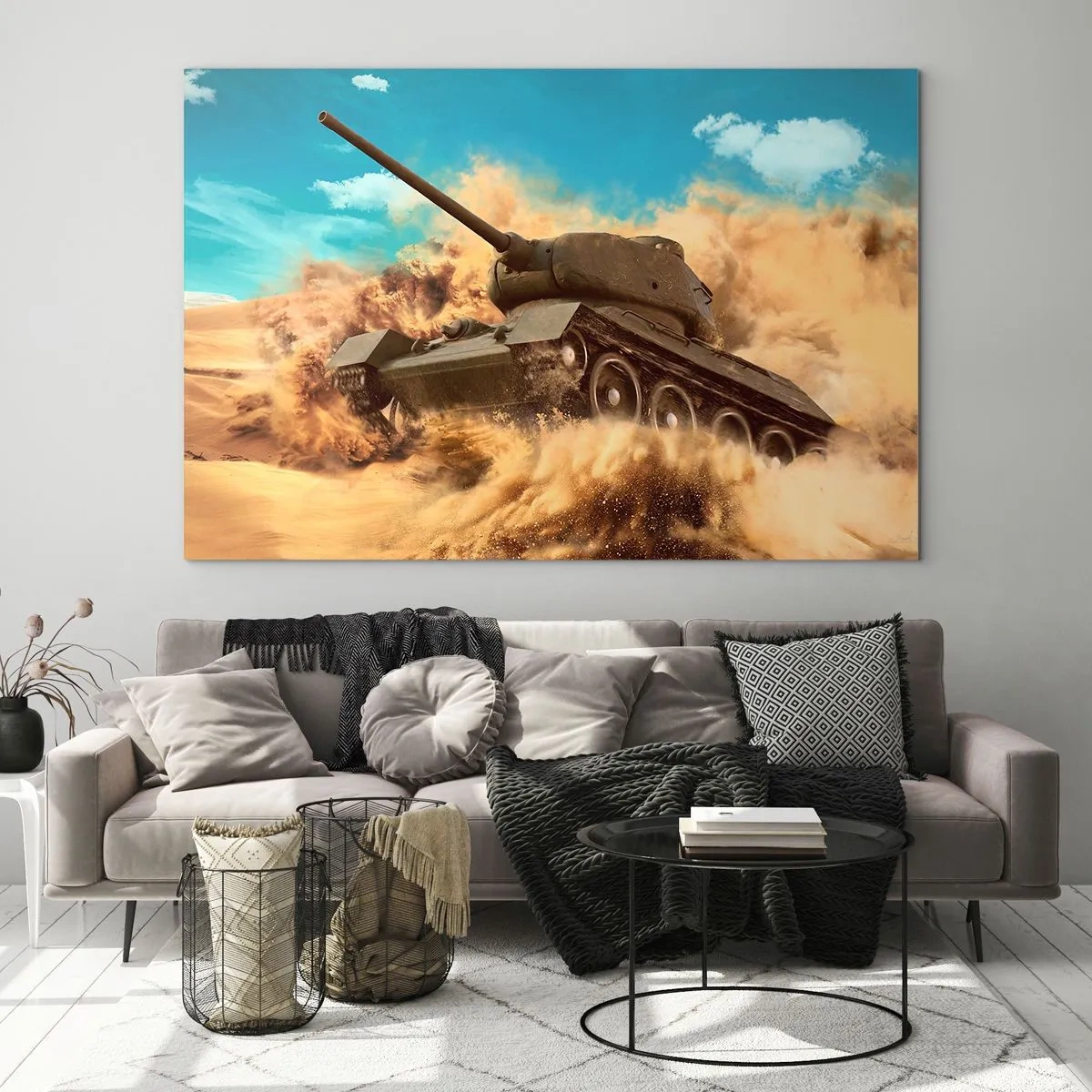 Cuadro sobre vidrio - Impresiones sobre Vidrio - Un tanque en movimiento en un desierto con polvo volando y un cielo brillante. - 120x80cm - Inmejorable - Decoración de pared moderna para salón y dormitorio ARTTOR