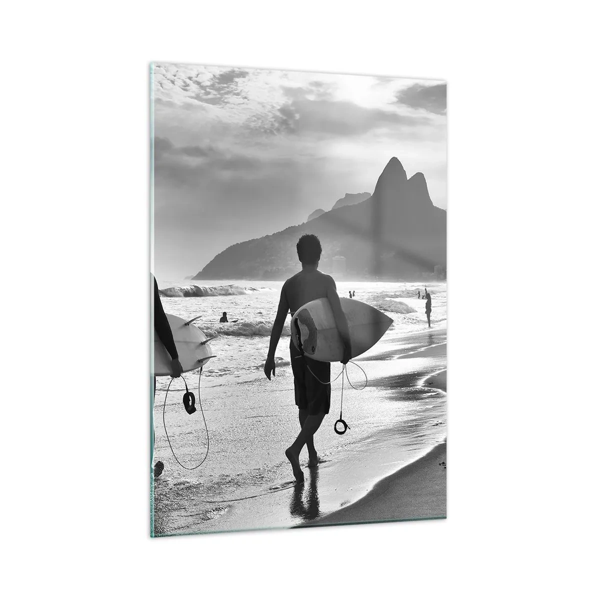 Cuadro sobre vidrio - Impresiones sobre Vidrio - Surfistas en la playa con tablas, composición en blanco y negro. - 50x70cm - Samba para una ola - Decoración de pared moderna para salón y dormitorio ARTTOR