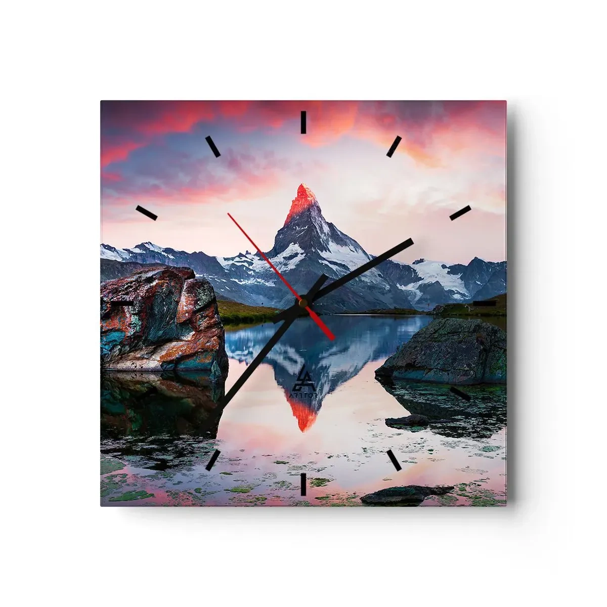 Reloj de pared - Reloj de vidrio - Un pico de montaña reflejado en un lago al atardecer. - 30x30cm - El corazón de las montañas arde - Decoración de pared moderna para salón y dormitorio ARTTOR