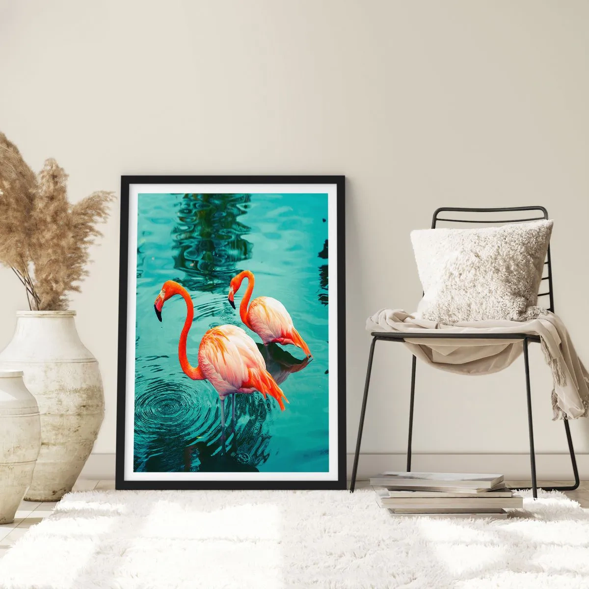 Póster en marco negro - Dos flamencos con el agua en calma como telón de fondo - 50x70cm - Estamos de moda - Decoración de pared moderna para salón y dormitorio ARTTOR