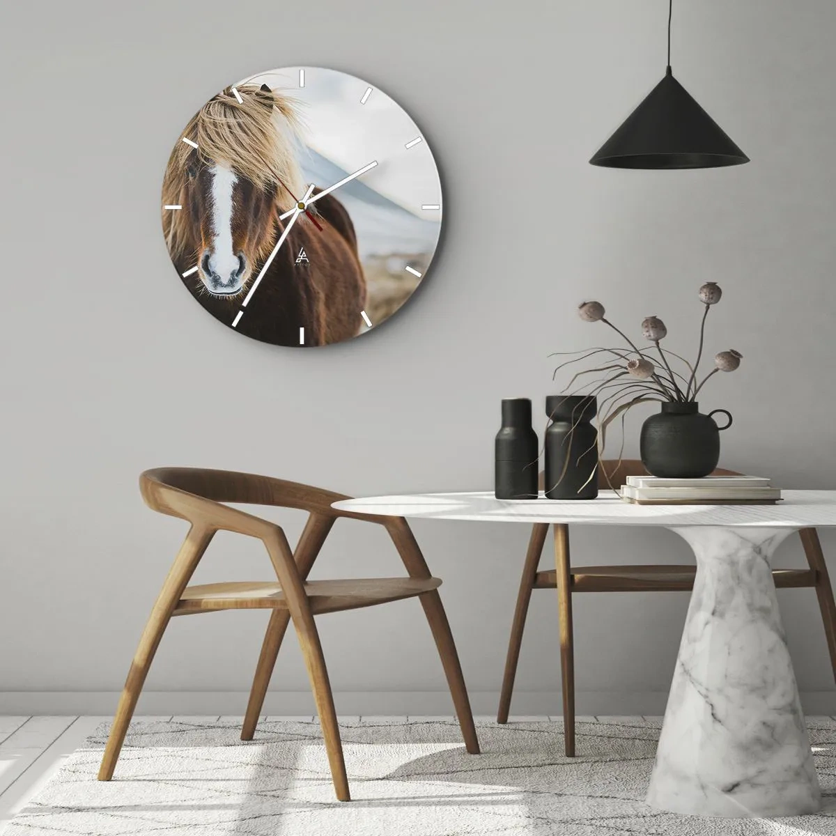 Reloj de pared - Reloj de vidrio - Un caballo marrón con una crin clara contra un paisaje montañoso. - 30x30cm - ¿Puedes sentir la libertad? - Decoración de pared moderna para salón, cocina y dormitorio ARTTOR