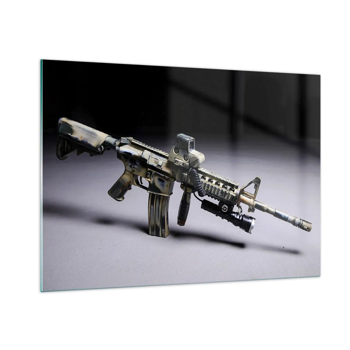 Cuadro sobre vidrio - Impresiones sobre Vidrio - Un rifle moderno sobre un fondo oscuro con acento industrial. - 100x70cm - Siempre amenazante - Decoración de pared moderna para salón y dormitorio ARTTOR
