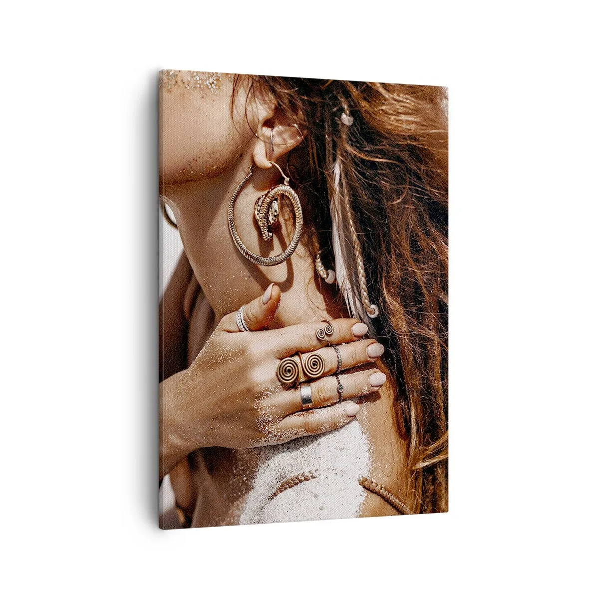 Cuadro sobre lienzo - Impresión de Imagen - Mujer elegante con joyas sobre un fondo de arena clara. - 50x70cm - Reina de la playa salvaje - Decoración de pared moderna para salón y dormitorio ARTTOR