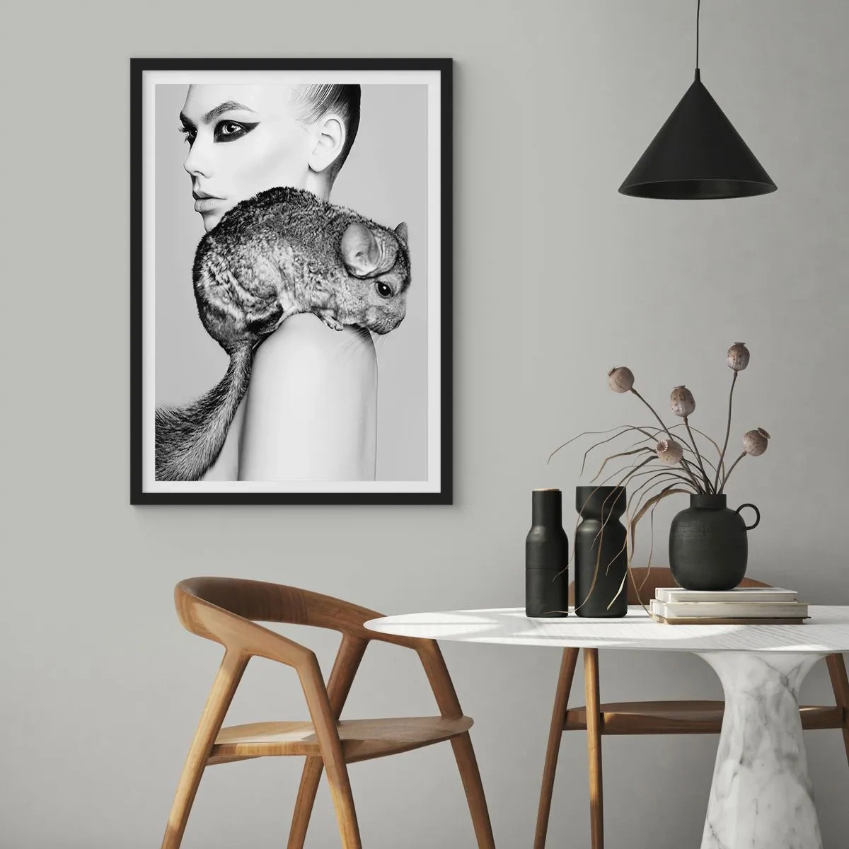 Póster en marco negro - Dama con chinchilla - 61x91 cm