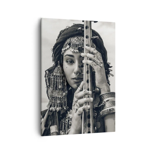 Cuadro sobre lienzo - Impresión de Imagen - Retrato de una mujer con joyas étnicas sosteniendo un instrumento en la mano. - 50x70cm - La música propia de Oriente - Decoración de pared moderna para salón y dormitorio ARTTOR