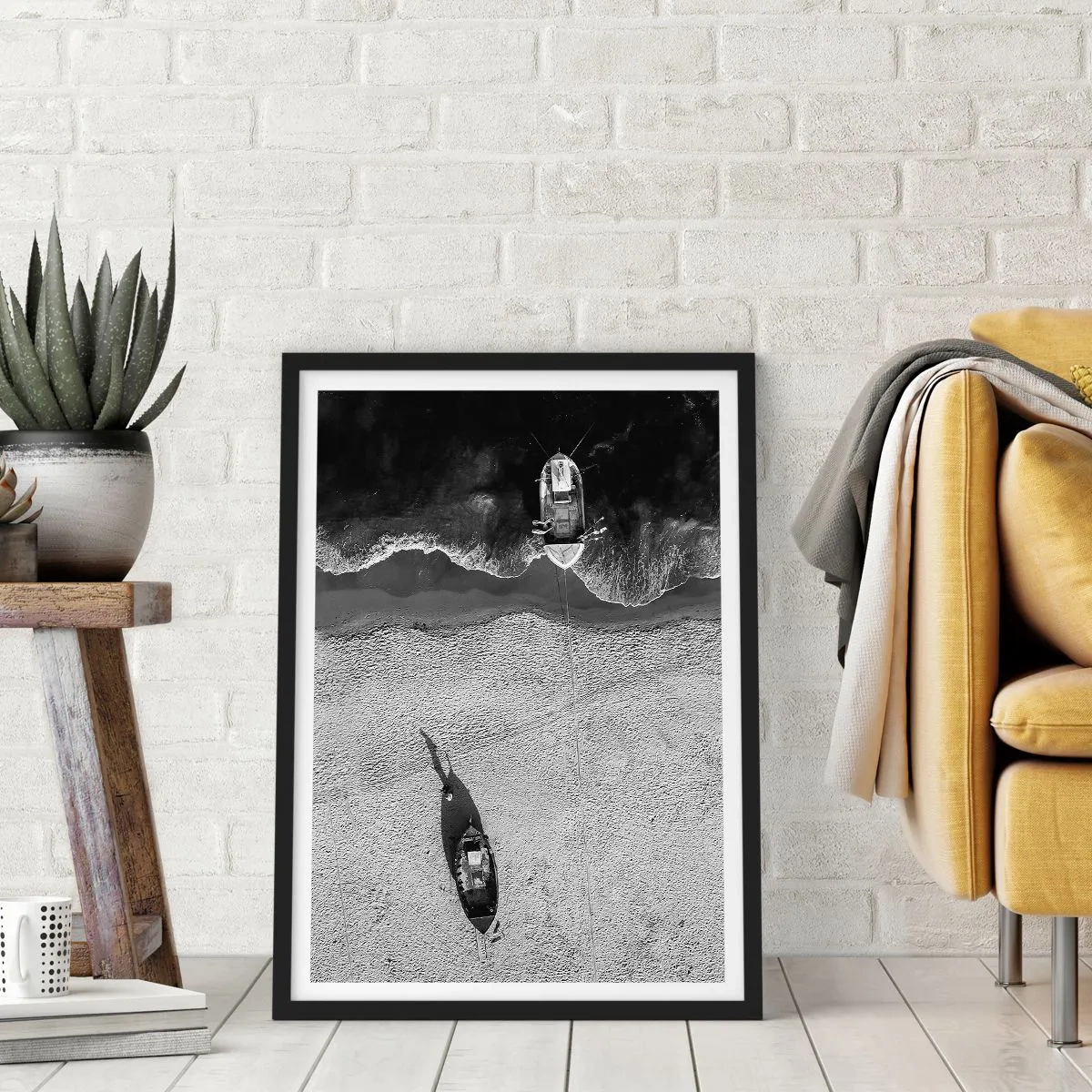Póster en marco negro - Una fotografía aérea en blanco y negro de un barco en una playa. - 50x70cm - Aún en la orilla... - Decoración de pared moderna para salón y dormitorio ARTTOR