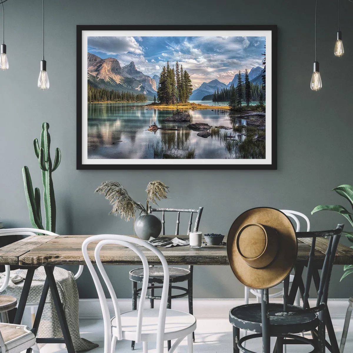 Póster en marco negro - Un paisaje de montaña con una isla rodeada por un lago tranquilo. - 100x70cm - Sobre el agua cristalina... - Decoración de pared moderna para salón y dormitorio ARTTOR