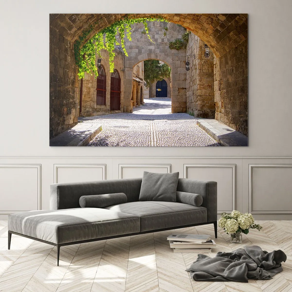 Cuadro sobre vidrio - Impresiones sobre Vidrio - Una calle de piedra con arcos y enredaderas a la luz del sol. - 120x80cm - La procesión está a punto de aparecer. - Decoración de pared moderna para salón y dormitorio ARTTOR
