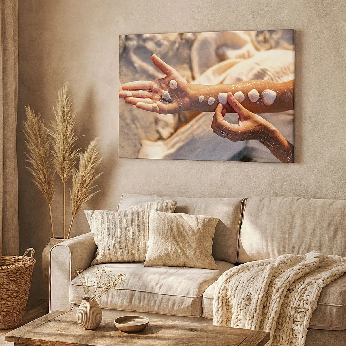Cuadro sobre lienzo - Impresión de Imagen - Manos con conchas marinas dispuestas sobre el fondo de arena. - 70x50cm - La belleza al alcance de la mano - Decoración de pared moderna para salón y dormitorio ARTTOR