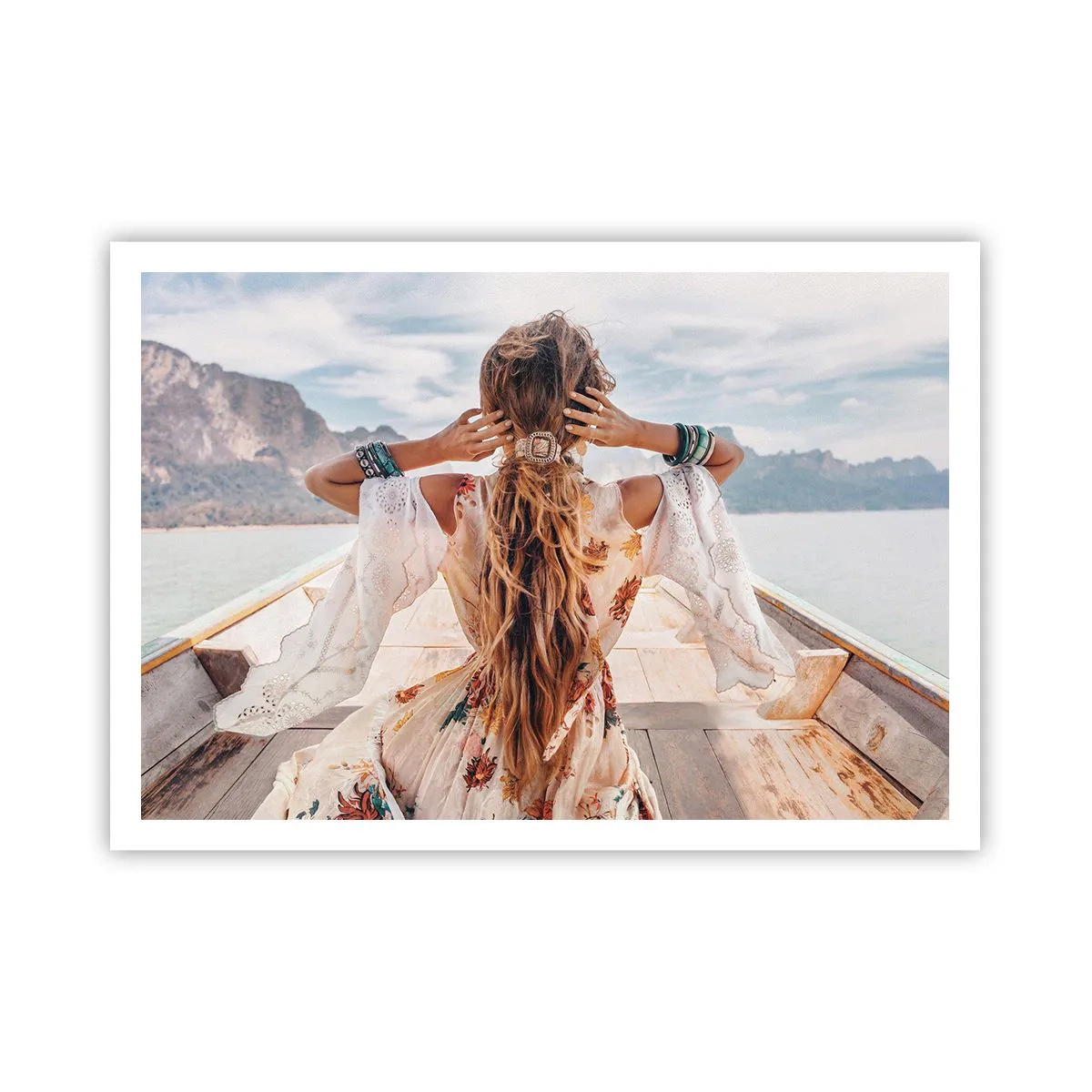 Póster - Mujer en un barco con vistas a las montañas y al agua, estilo boho - 100x70cm - Rumbo a la felicidad - Decoración de pared moderna para salón y dormitorio ARTTOR