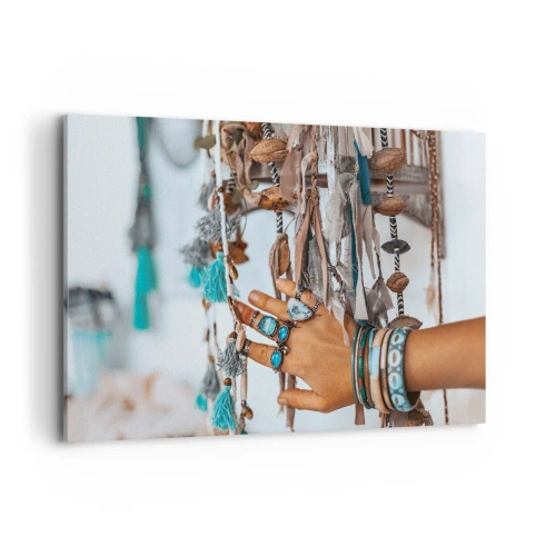 Cuadro sobre lienzo - Impresión de Imagen - Una mano adornada con joyas boho con decoraciones en el fondo. - 120x80cm - Tesoros locales - Decoración de pared moderna para salón y dormitorio ARTTOR