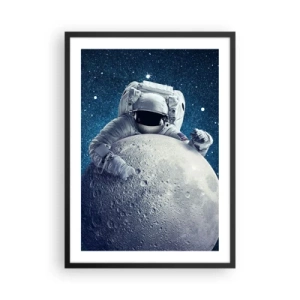 Póster en marco negro - Un astronauta sosteniendo un trozo de la luna contra un cielo estrellado. - 50x70cm - Bromista espacial - Decoración de pared moderna para salón y dormitorio ARTTOR