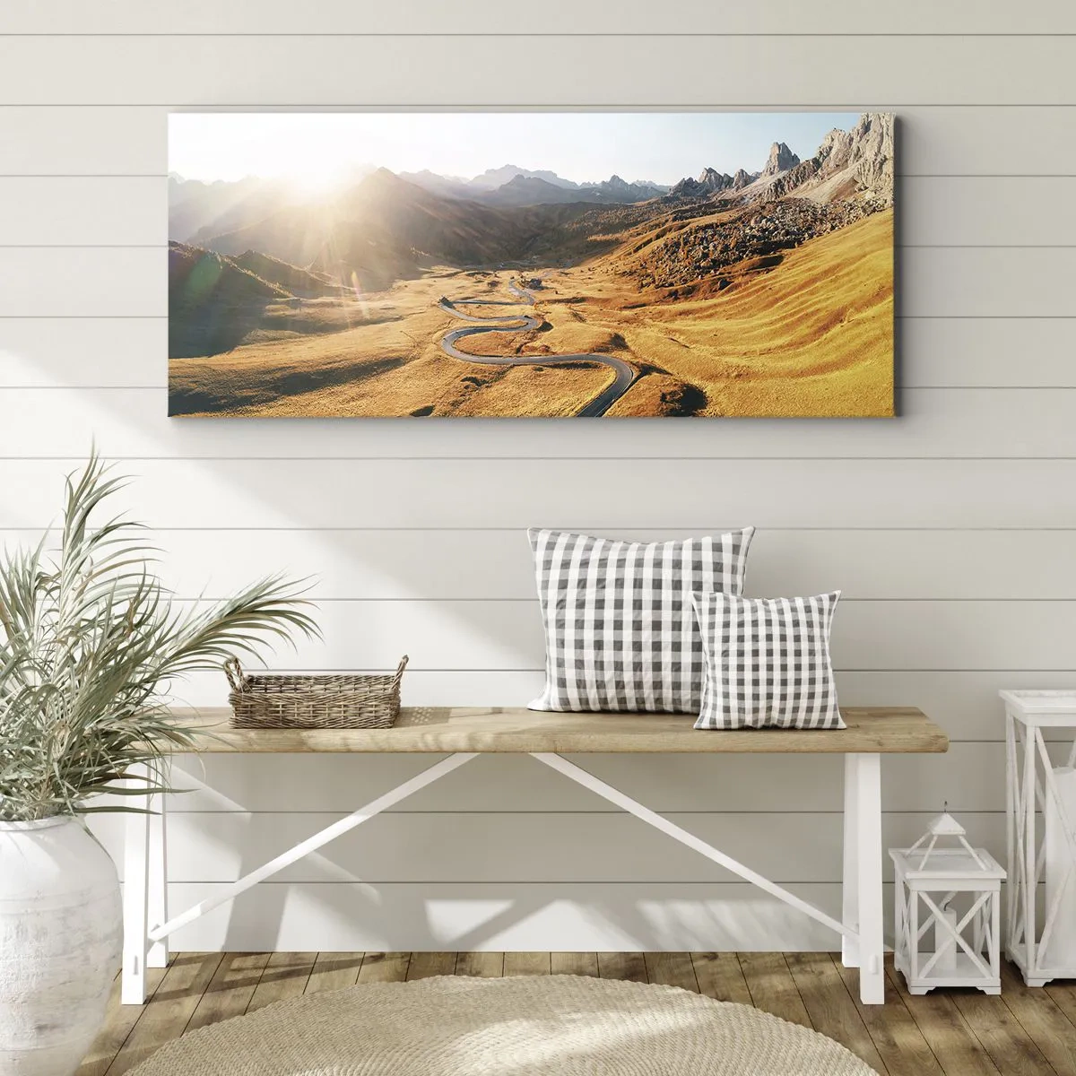 Cuadro sobre lienzo - Impresión de Imagen - Un camino sinuoso en las montañas iluminado por el sol poniente. - 160x50cm - En un valle dorado - Decoración de pared moderna para salón y dormitorio ARTTOR