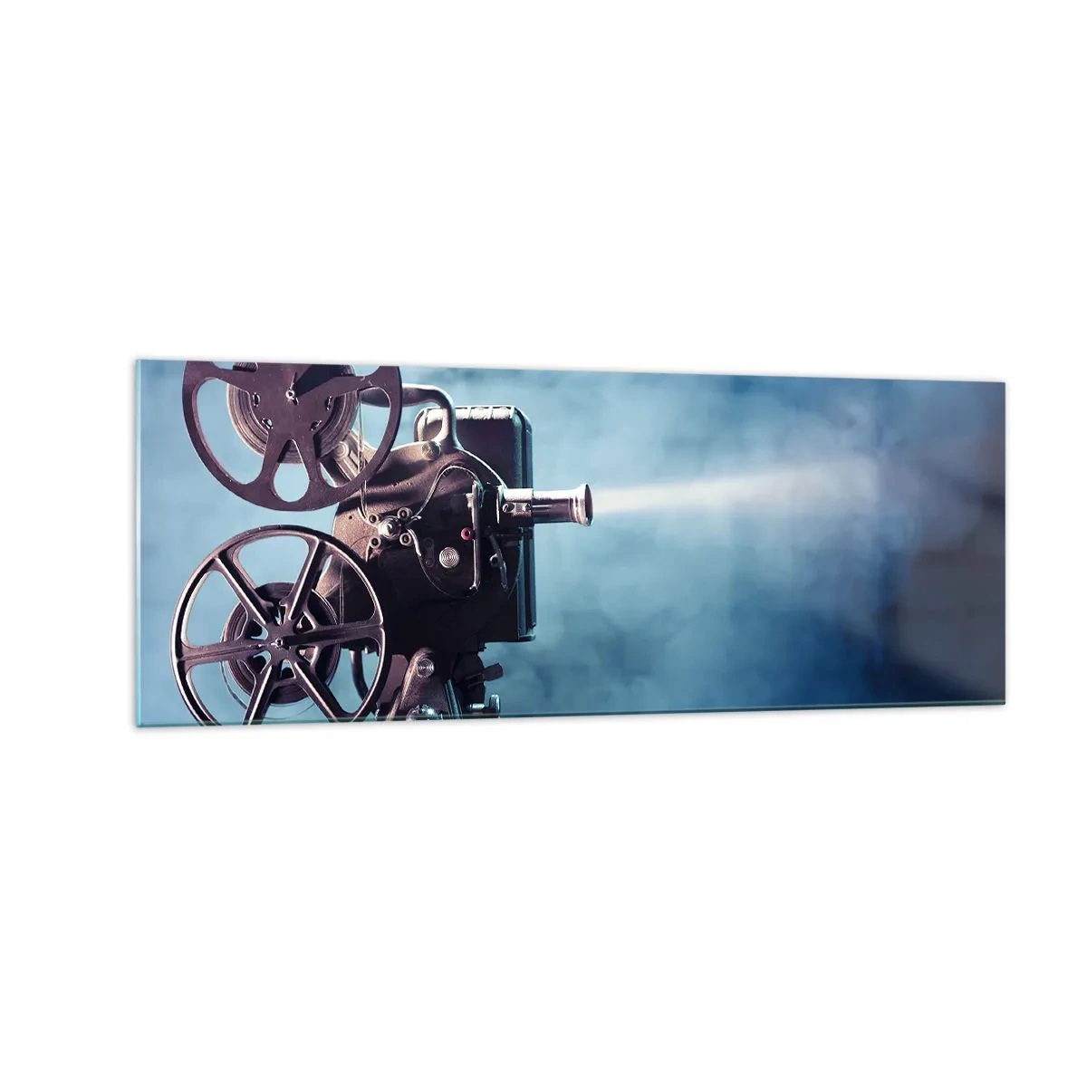 Cuadro sobre vidrio - Impresiones sobre Vidrio - Un antiguo proyector de películas que proyecta luz sobre un fondo azul. - 140x50cm - En el antiguo cine - Decoración de pared moderna para salón y dormitorio ARTTOR