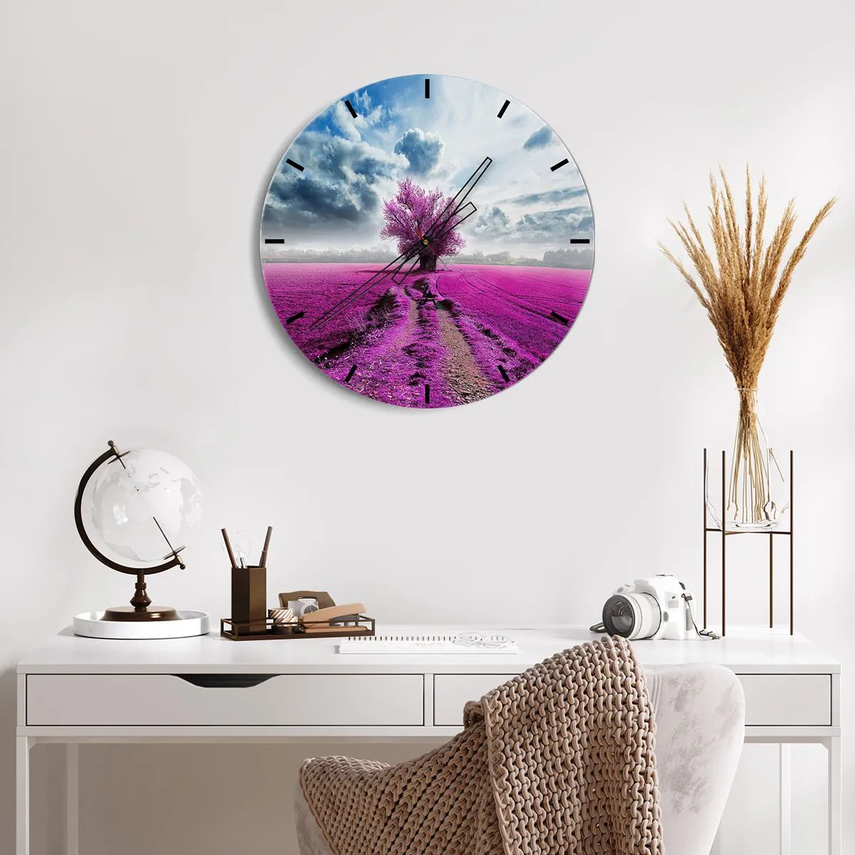 Reloj de pared - Reloj de vidrio - Un campo morado con un árbol solitario contra el fondo de nubes. - 30x30cm - El brezal - un encanto - Decoración de pared moderna para salón, cocina y dormitorio ARTTOR