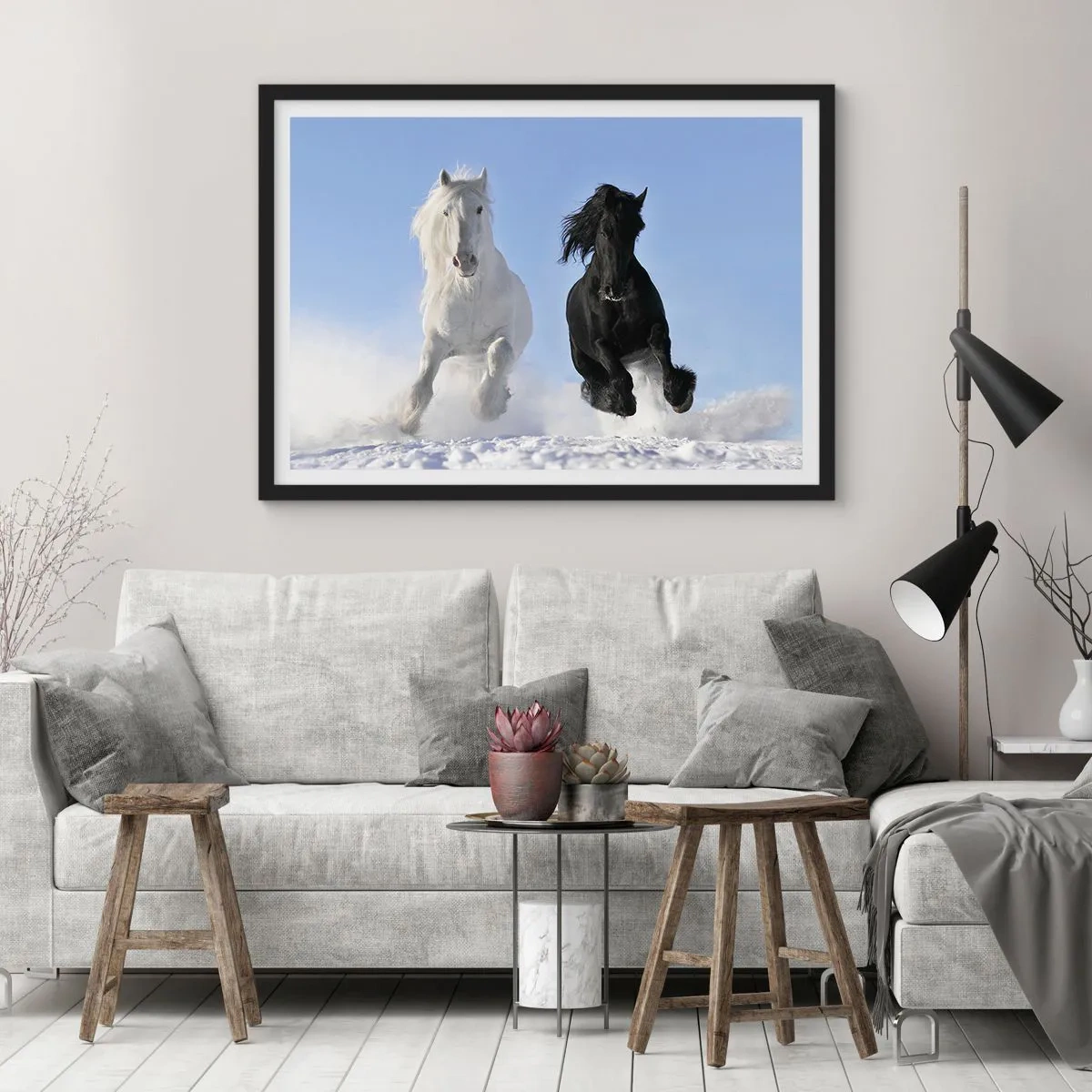 Póster en marco negro - Un caballo blanco y uno negro galopando por la nieve. - 70x50cm - Galope blanco y negro - Decoración de pared moderna para salón y dormitorio ARTTOR