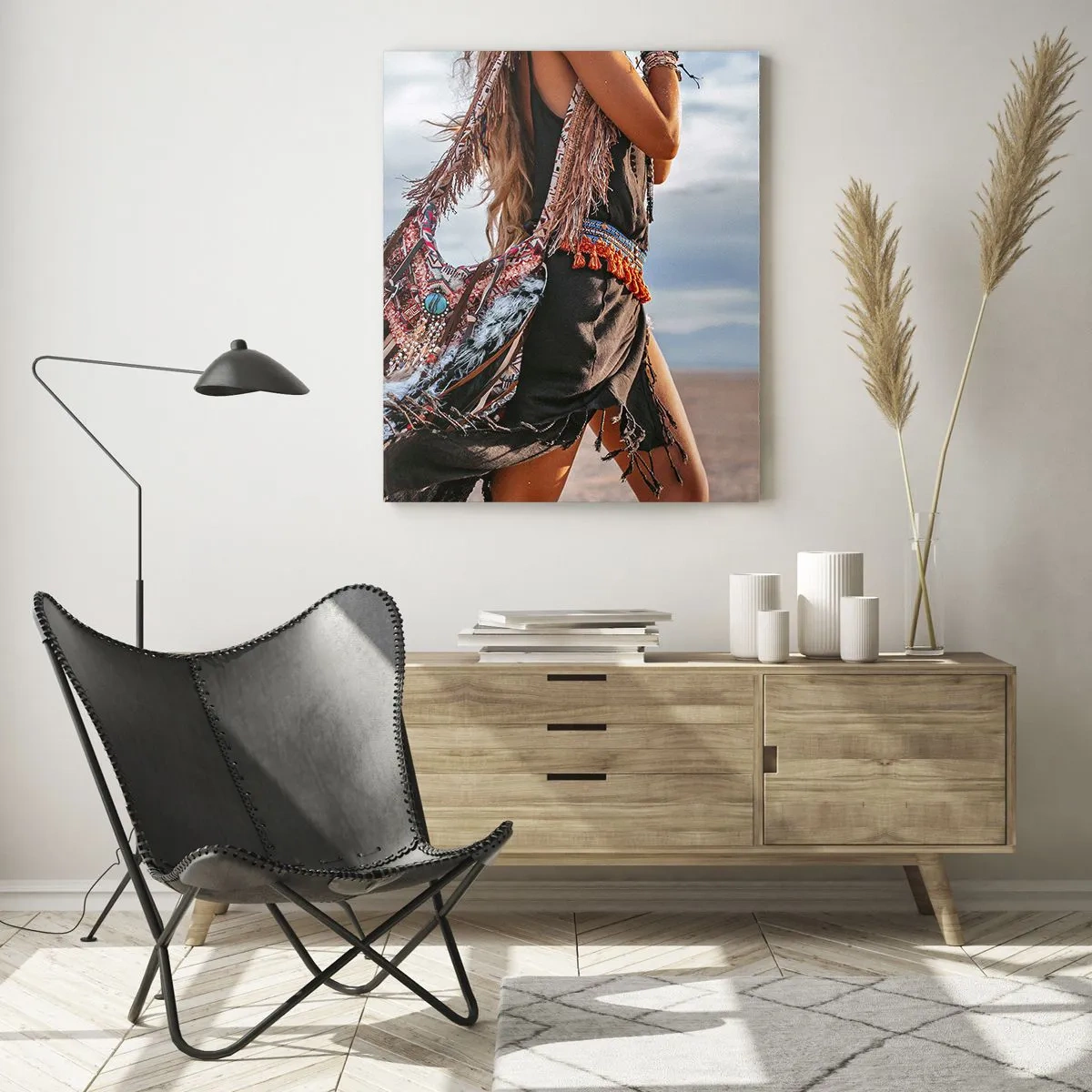 Cuadro sobre vidrio - Impresiones sobre Vidrio - Una mujer con estilo boho con detalles de plumas y joyas. - 80x120cm - La chamana - Decoración de pared moderna para salón y dormitorio ARTTOR