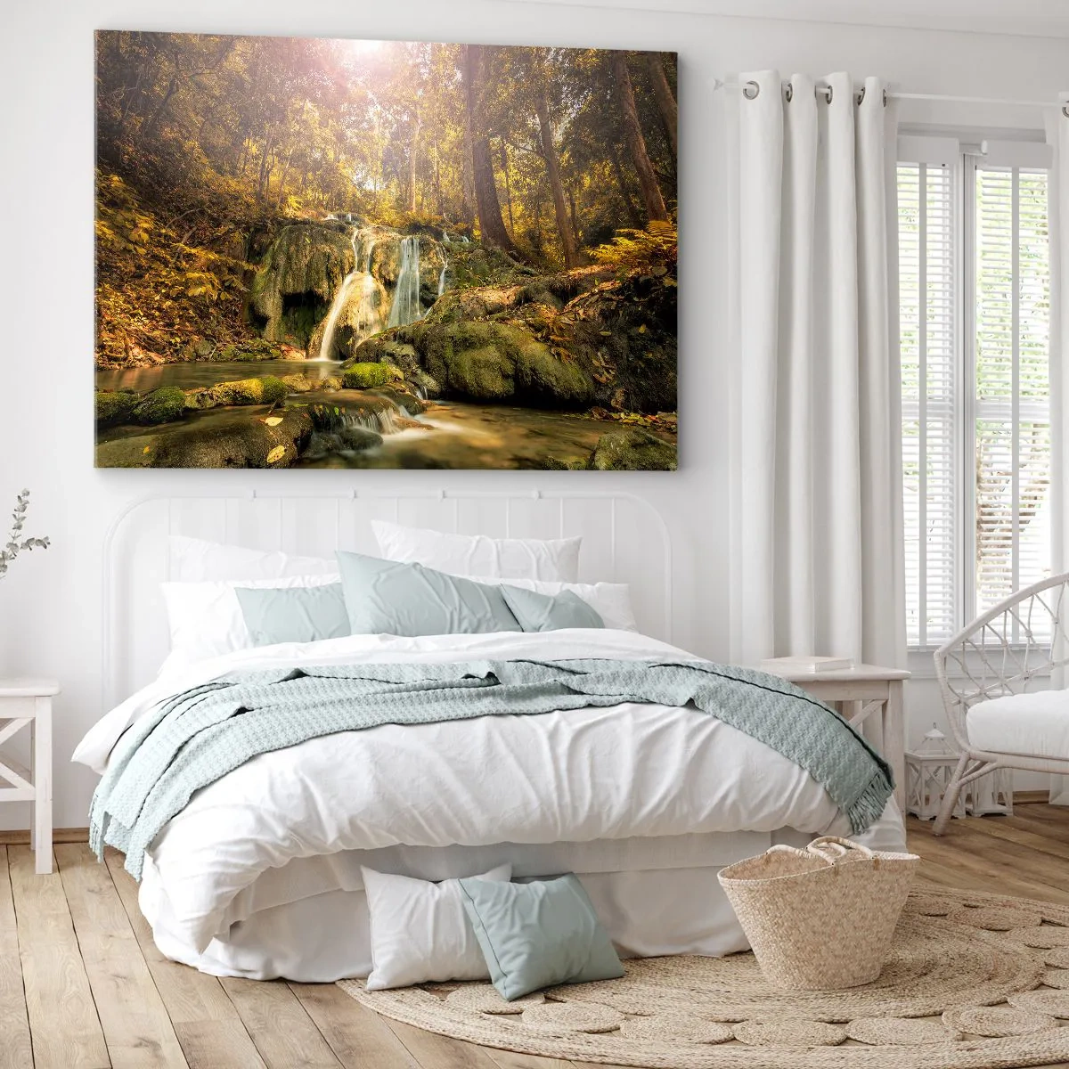 Cuadro sobre lienzo - Impresión de Imagen - Una cascada forestal bajo los rayos del sol, rodeada de vegetación. - 70x50cm - Cascada forestal en verde - Decoración de pared moderna para salón y dormitorio ARTTOR