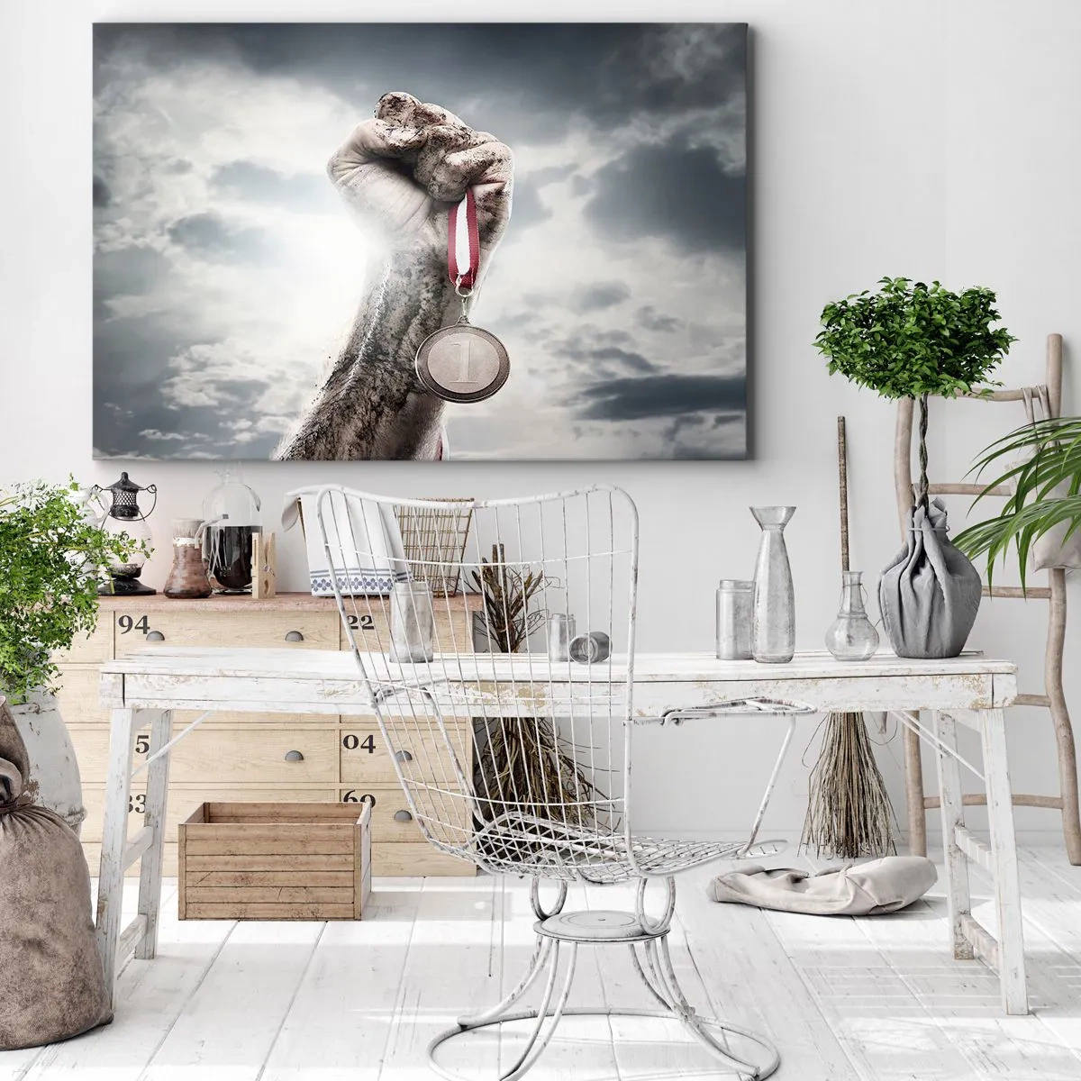 Cuadro sobre lienzo - Impresión de Imagen - Una mano levantada con una medalla contra un cielo nublado. - 120x80cm - Per aspera ad astra - Decoración de pared moderna para salón y dormitorio ARTTOR