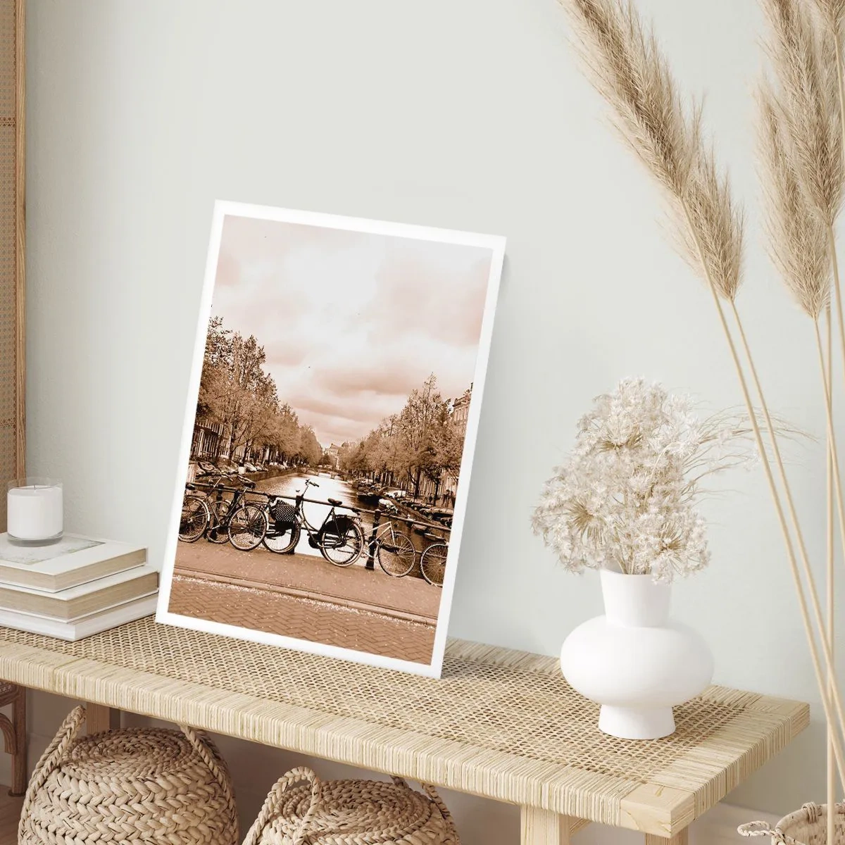Póster - Bicicletas en tonos sepia junto al canal - 50x70cm - Holanda solo hay una - Decoración de pared moderna para salón y dormitorio ARTTOR