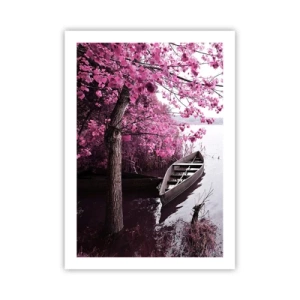 Póster - Un barco en la orilla de un lago bajo un árbol con hojas en flor. - 50x70cm - En el silencio rosa - Decoración de pared moderna para salón y dormitorio ARTTOR