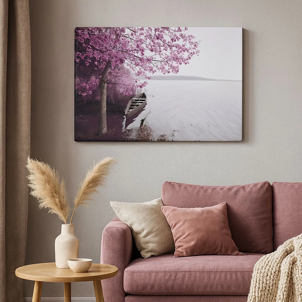 Cuadro sobre lienzo - Impresión de Imagen - Un barco en la orilla de un lago entre árboles rosados. - 70x50cm - En el silencio rosa - Decoración de pared moderna para salón y dormitorio ARTTOR