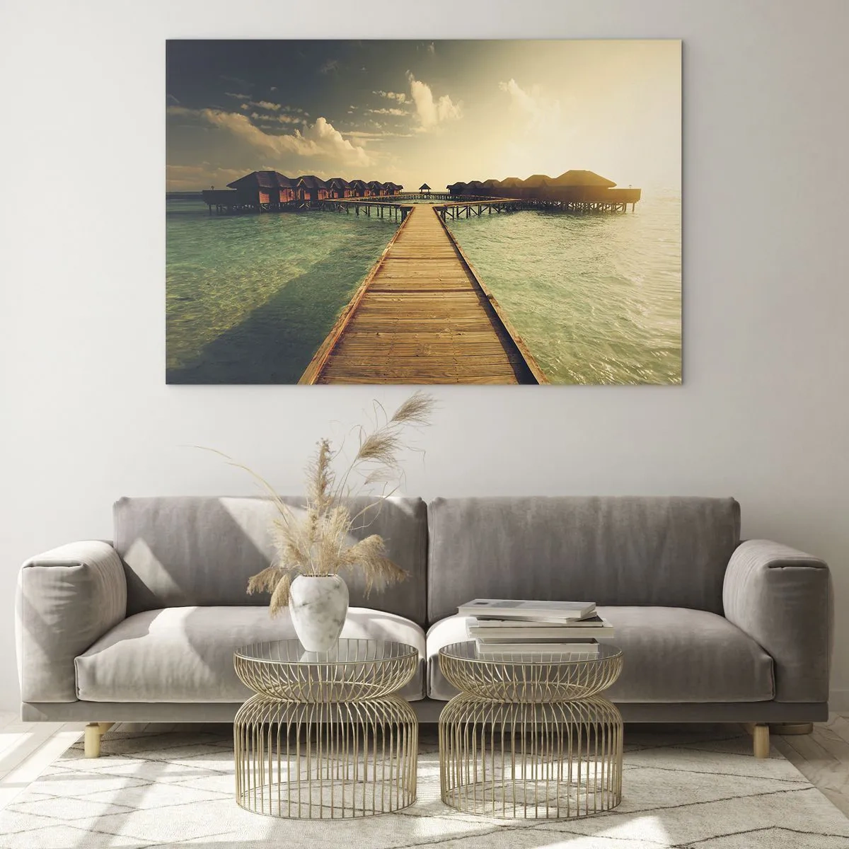 Cuadro sobre vidrio - Impresiones sobre Vidrio - El muelle que conduce a las cabañas frente al mar al atardecer. - 70x50cm - Una cálida invitación - Decoración de pared moderna para salón y dormitorio ARTTOR