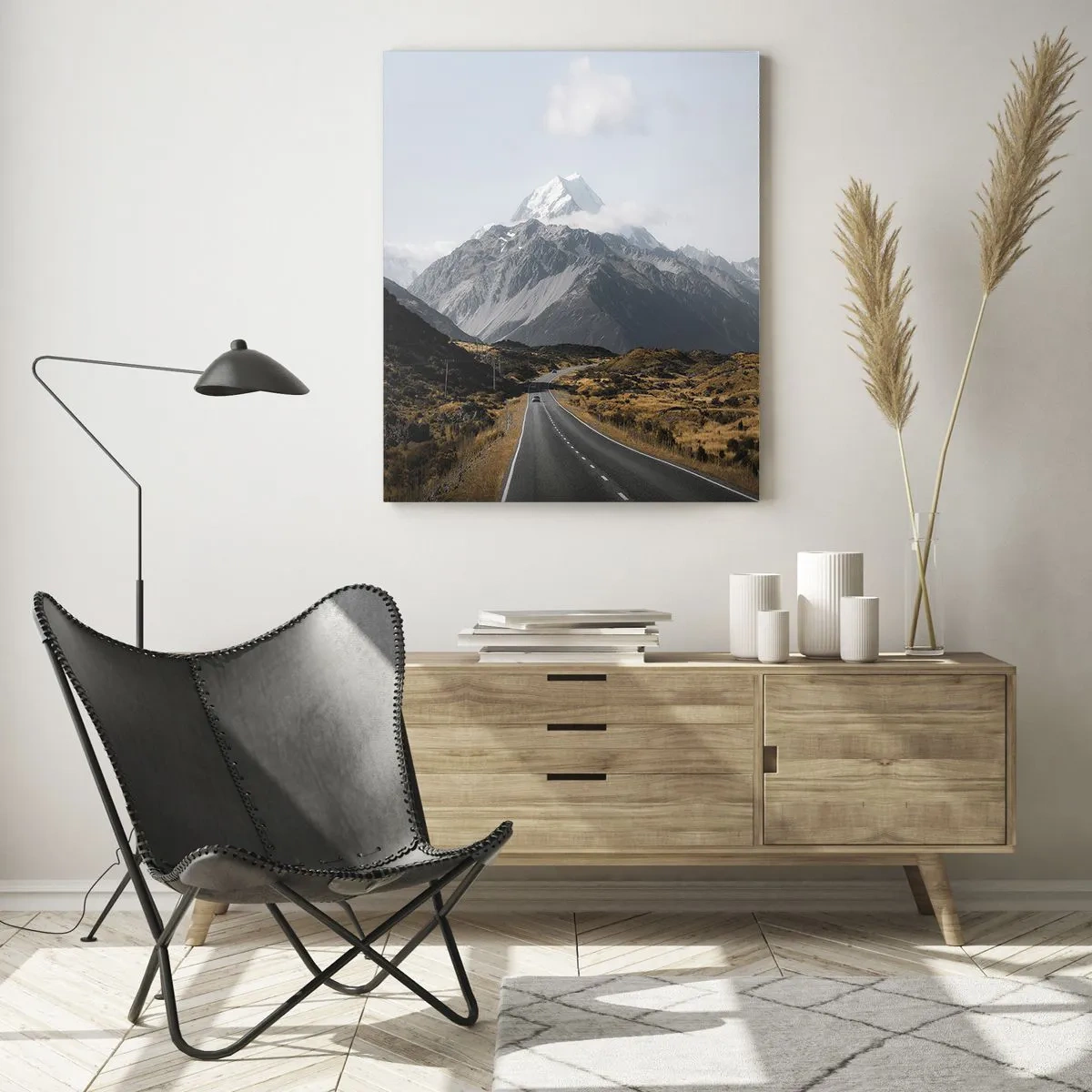 Cuadro sobre vidrio - Impresiones sobre Vidrio - Una carretera asfaltada que conduce hacia las montañas cubiertas de nieve. - 50x70cm - El camino al corazón de las montañas - Decoración de pared moderna para salón y dormitorio ARTTOR