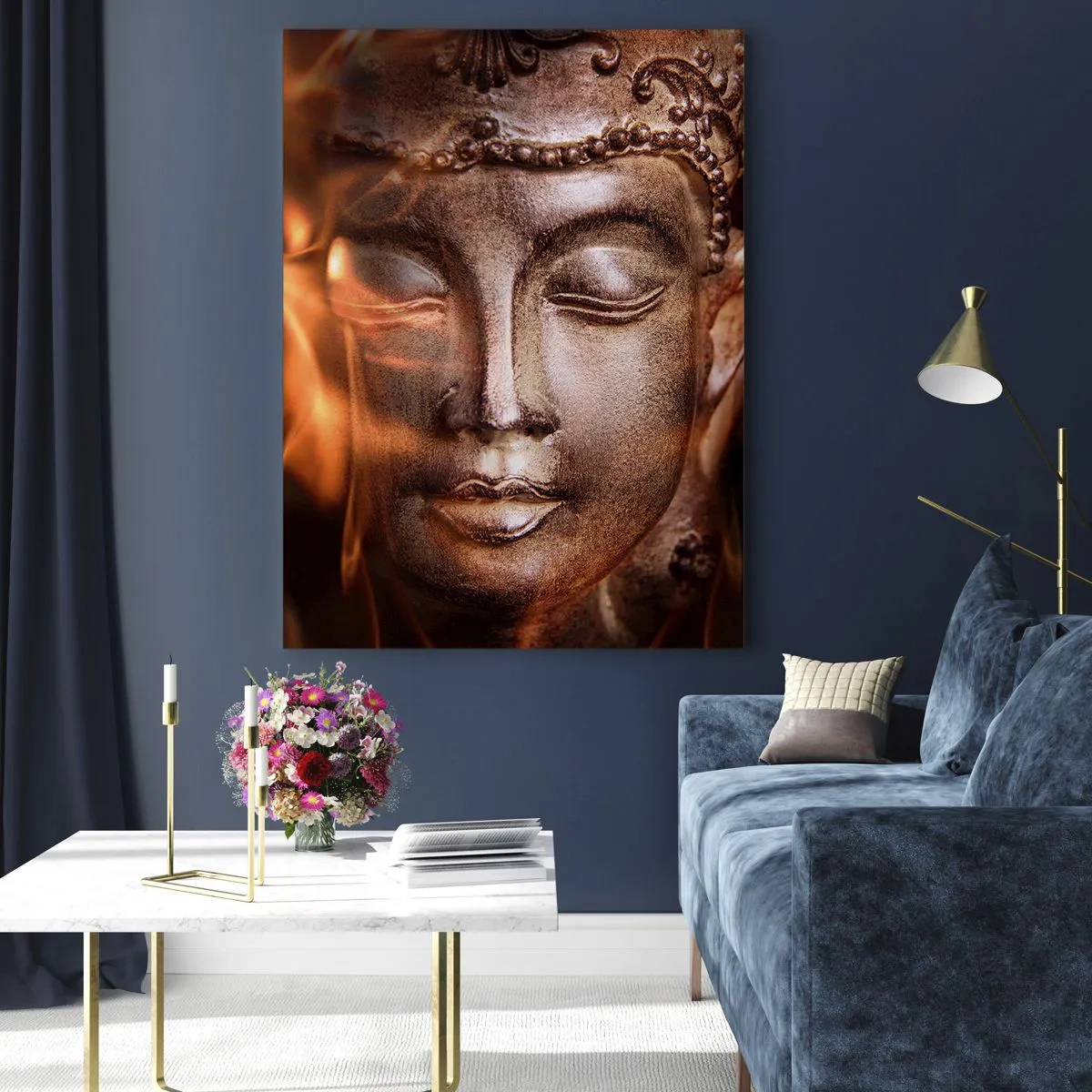 Cuadro sobre vidrio - Impresiones sobre Vidrio - Una estatua de Buda en medio de llamas de tonos dorados. - 70x100cm - Solo existe el aquí y el ahora - Decoración de pared moderna para salón y dormitorio ARTTOR