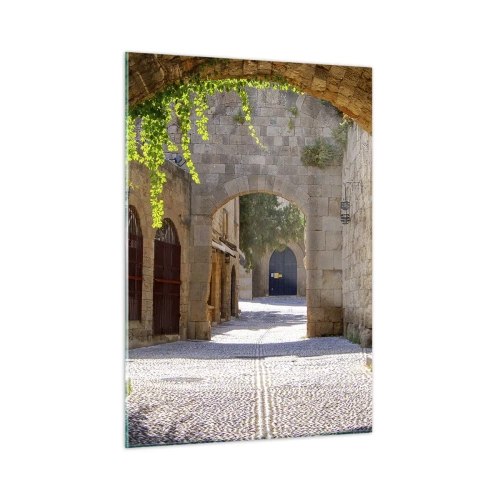 Cuadro sobre vidrio - Impresiones sobre Vidrio - Una calle de piedra con arcos y enredaderas a la luz del sol. - 50x70cm - La procesión está a punto de aparecer. - Decoración de pared moderna para salón y dormitorio ARTTOR
