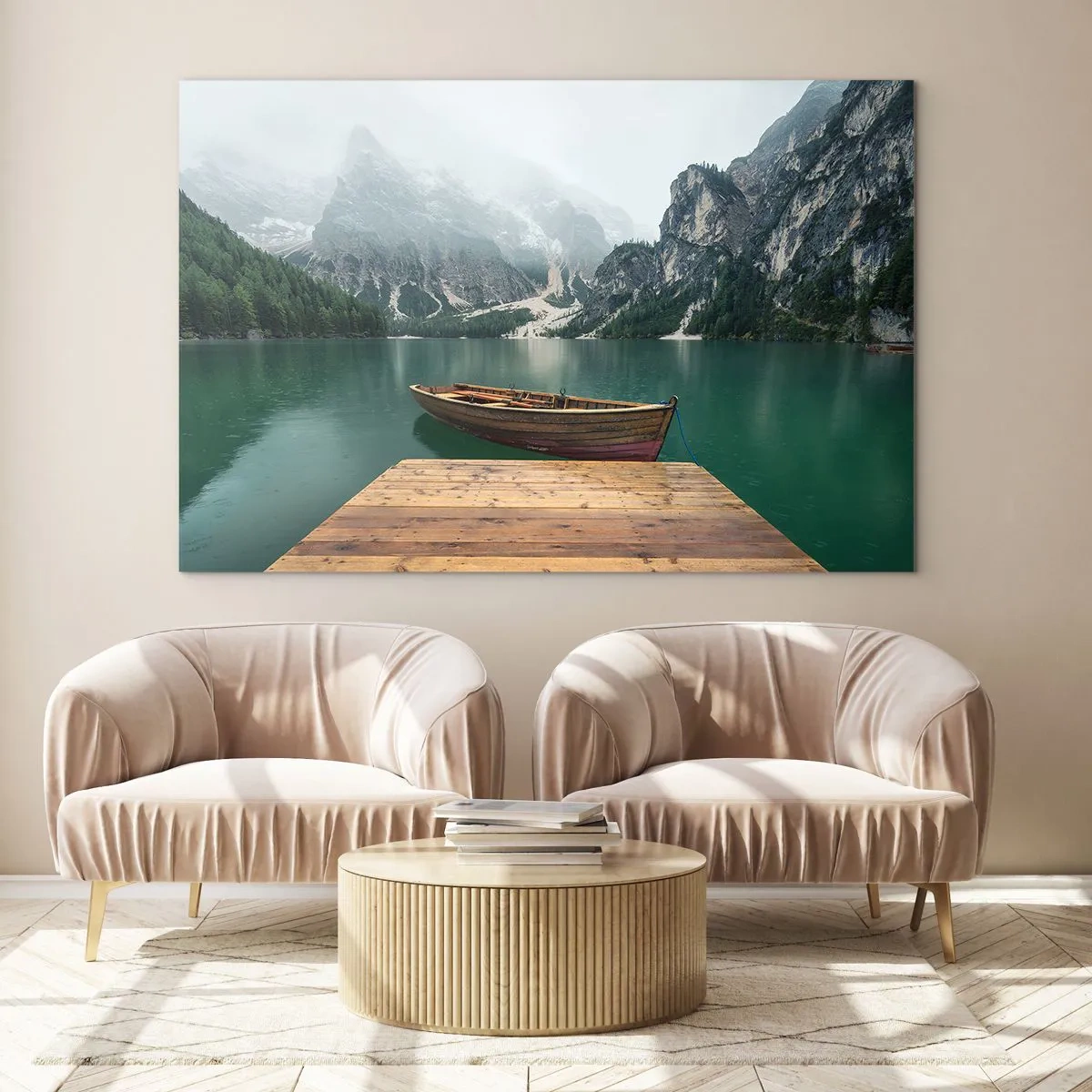 Cuadro sobre vidrio - Impresiones sobre Vidrio - Un barco en los muelles de un lago en un paisaje montañoso con niebla. - 70x50cm - Paisaje inolvidable - Decoración de pared moderna para salón y dormitorio ARTTOR