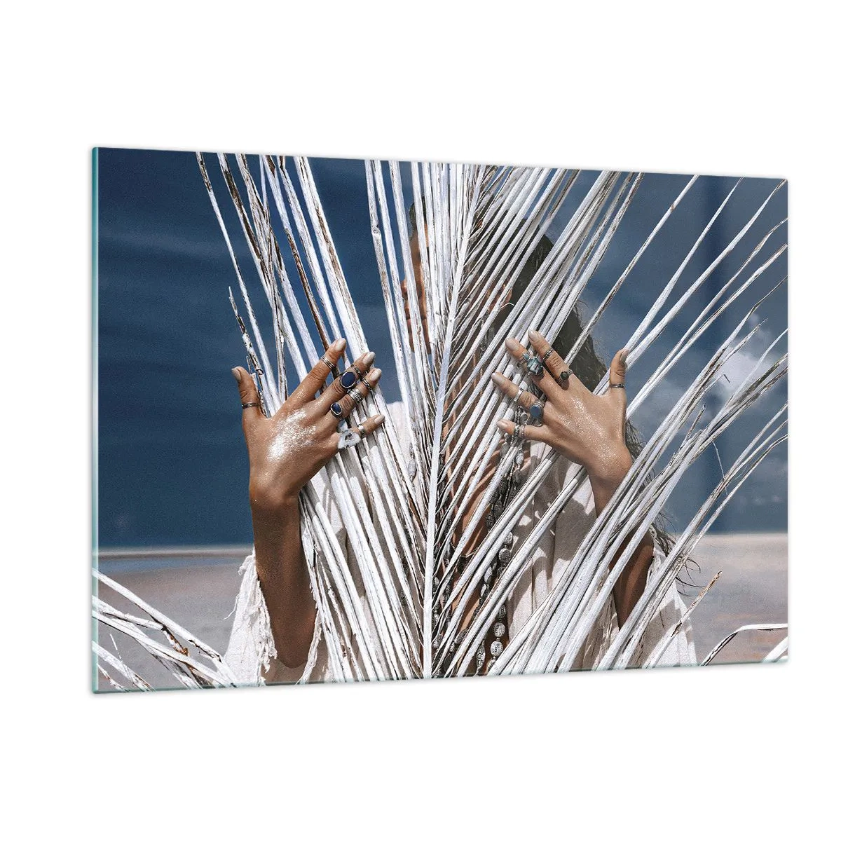 Cuadro sobre vidrio - Impresiones sobre Vidrio - Las manos de una mujer decoradas con anillos detrás de una palmera seca. - 120x80cm - ¿La mujer chamana? - Decoración de pared moderna para salón y dormitorio ARTTOR