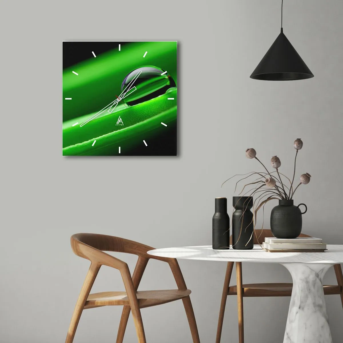 Reloj de pared - Reloj de vidrio - Primer plano de una gota de rocío sobre una hoja verde - 30x30cm - La vida de cerca - Decoración de pared moderna para salón y dormitorio ARTTOR
