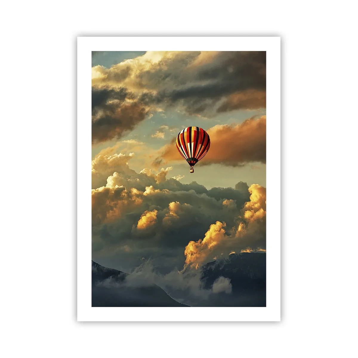 Póster - Un globo entre las nubes al atardecer. - 50x70cm - Vuelo porque quiero - Decoración de pared moderna para salón y dormitorio ARTTOR