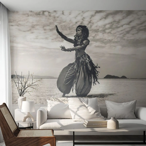 Fotomural Standard Eco - Una bailarina con traje tradicional en una playa desierta. - 100x70cm - Danza de las Islas del Sur - Decoración de pared moderna para salón y dormitorio ARTTOR