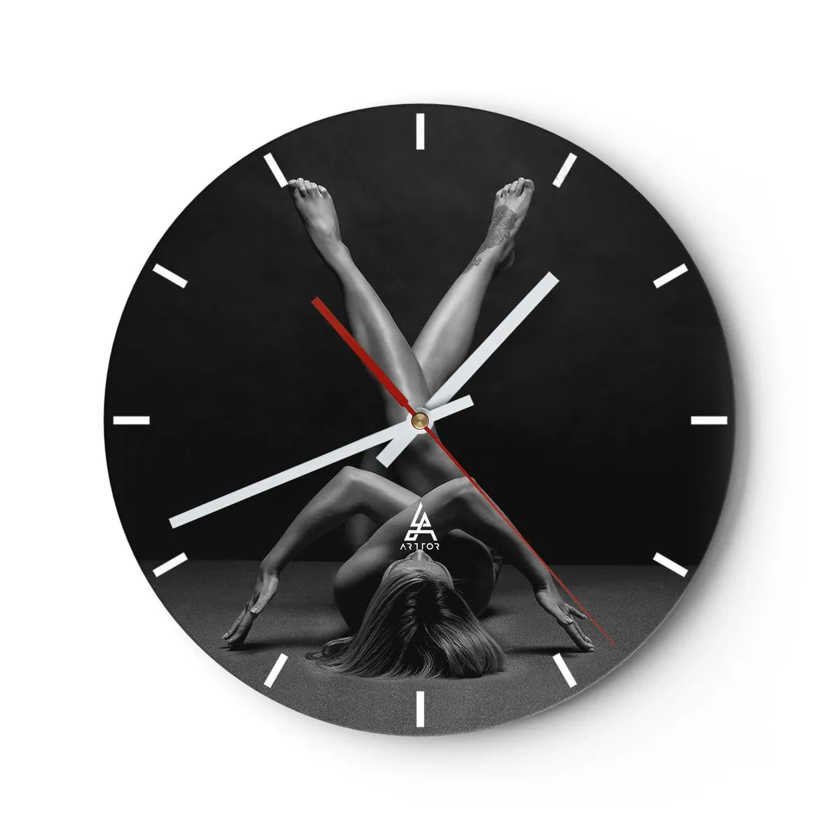 Reloj de pared - Reloj de vidrio - Silueta artística de una mujer en una pose dinámica sobre un fondo negro. - 30x30cm - Geometría al desnudo - Decoración de pared moderna para salón, cocina y dormitorio ARTTOR