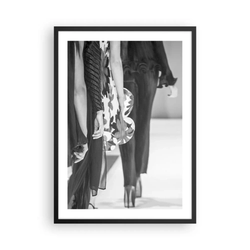 Póster en marco negro - Fotografía en blanco y negro de modelos en la pasarela. - 50x70cm - Un desfile con estilo - Decoración de pared moderna para salón y dormitorio ARTTOR