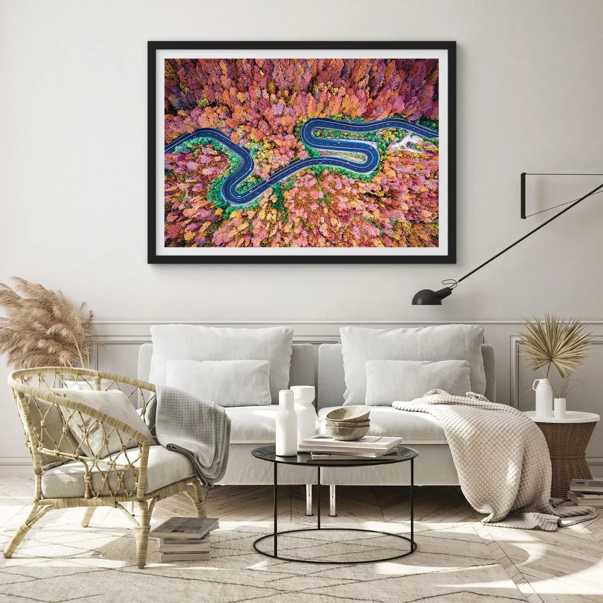 Póster en marco negro - Un camino sinuoso en un bosque otoñal visto a vista de pájaro - 70x50cm - Un camino sinuoso a través del bosque - Decoración de pared moderna para salón y dormitorio ARTTOR