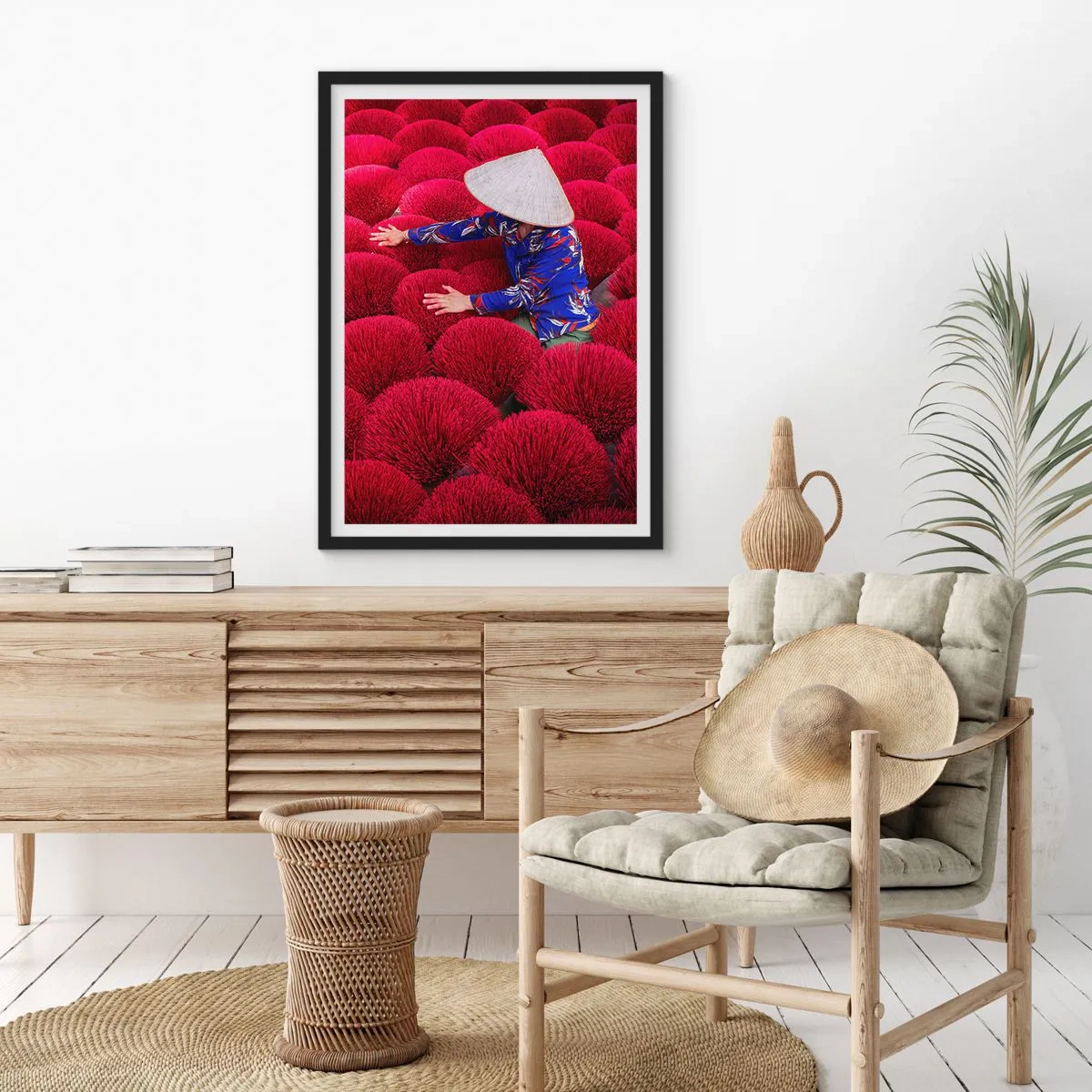 Póster en marco negro - Una figura con sombrero sobre un fondo de varillas de incienso rojas. - 50x70cm - En un campo de arroz - Decoración de pared moderna para salón y dormitorio ARTTOR