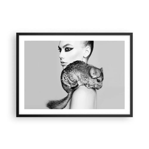 Póster en marco negro - Mujer estilizada con una chinchilla en una elegante composición en blanco y negro. - 70x50cm - Dama con chinchilla - Decoración de pared moderna para salón y dormitorio ARTTOR