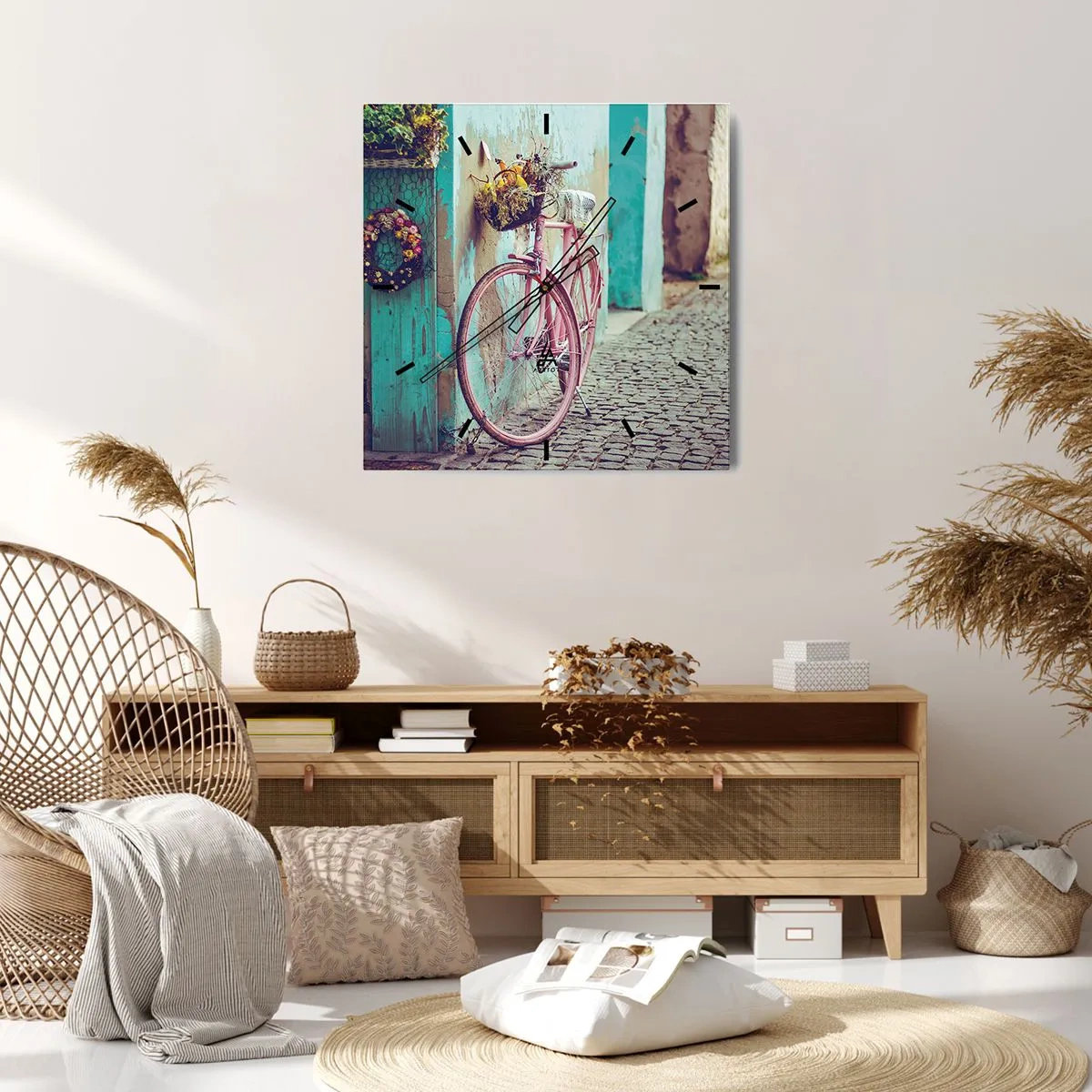 Reloj de pared - Reloj de vidrio - Una bicicleta rosa junto a una puerta turquesa. - 30x30cm - Ahora mismo vuelvo - Decoración de pared moderna para salón y dormitorio ARTTOR