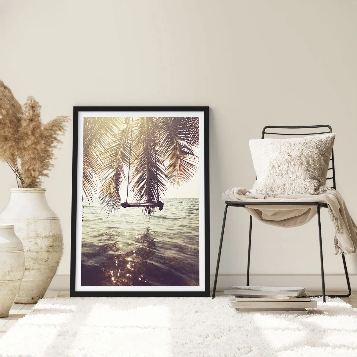 Póster en marco negro - Un columpio bajo las palmeras junto al mar en calma. - 50x70cm - Columpiar la imaginación - Decoración de pared moderna para salón y dormitorio ARTTOR