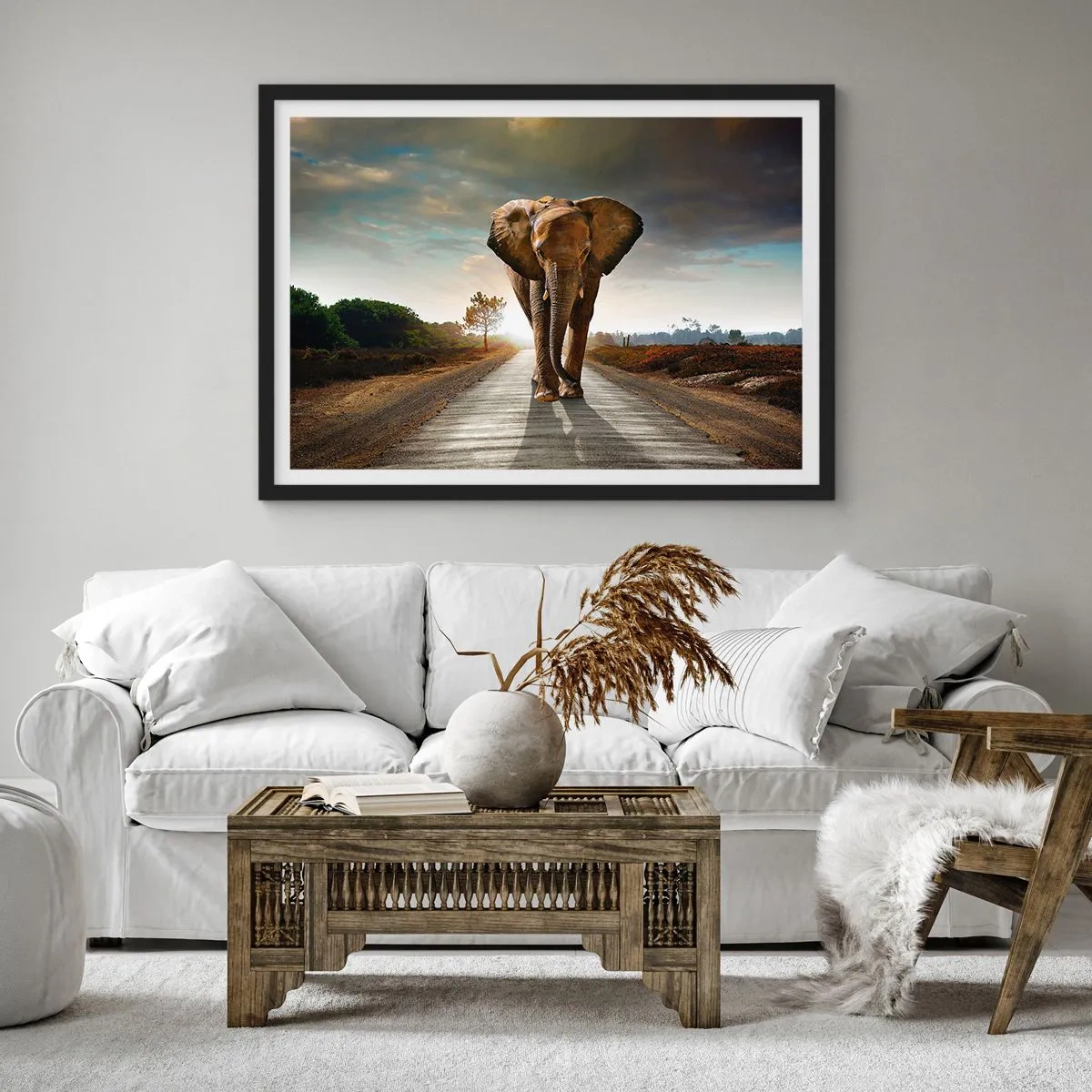 Póster en marco negro - Un elefante caminando por una carretera a través de un paisaje al atardecer. - 70x50cm - Y para nada en un almacén de porcelana - Decoración de pared moderna para salón y dormitorio ARTTOR